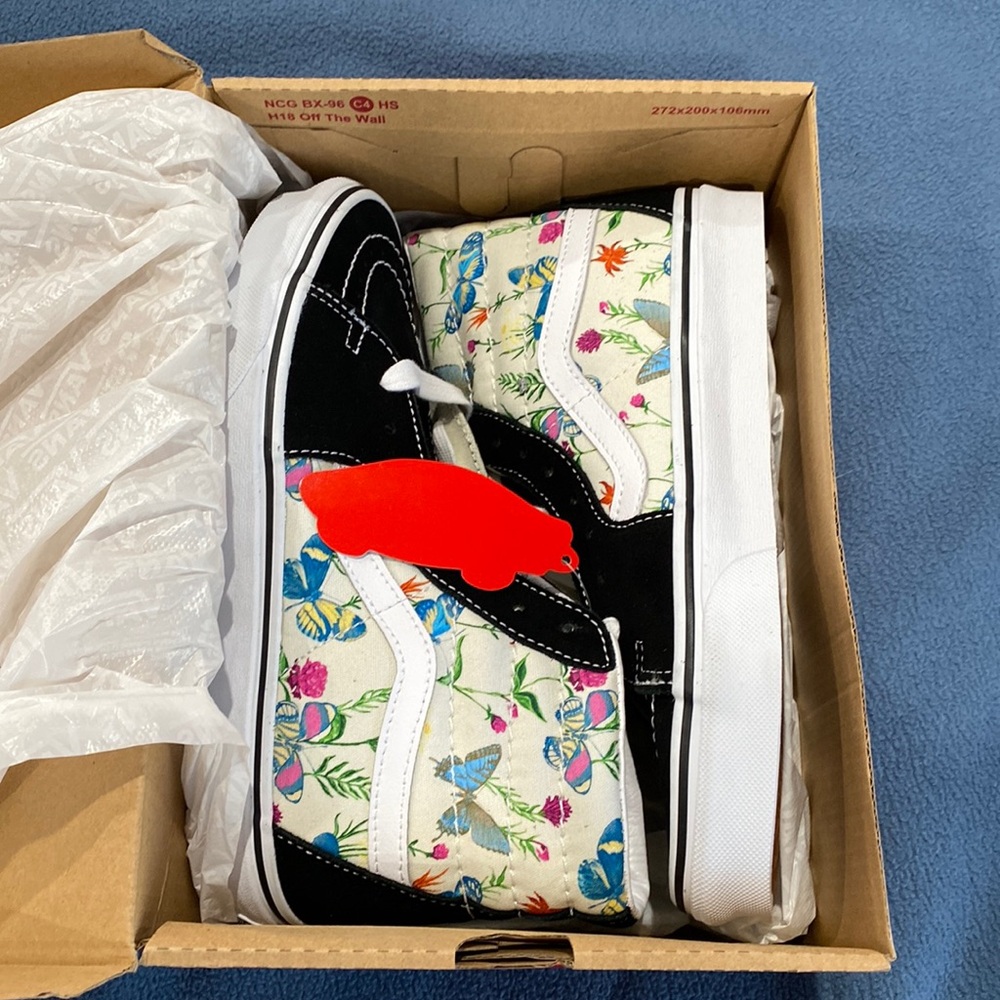 VANS butterfly floral marshmallow hitops. NIB. smoke free home. VN0A5HXVUC0